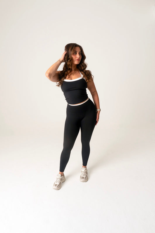 Linea Leggings in Black - side view